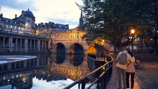 Couple_strolling_beside_a_canal_in_the_evening_in_Bath
