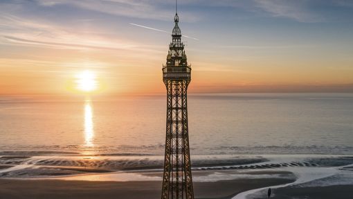 View_of_Blackpool_tower_near_a_beach_at_sunset