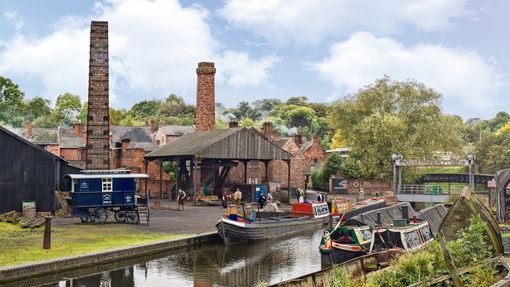 Overlooking_the_canal_at_the_Black_Country_Living_Museum_West_Midlands
