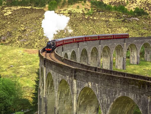 jacobite_steam_train_passing_over_the_glenfinnan_viaduct