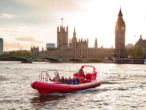 view_of_a_thames_rocket_speedboat_at_dusk_on_the_backdrop_of_Big_Ben_and_Houses_of_Parliament