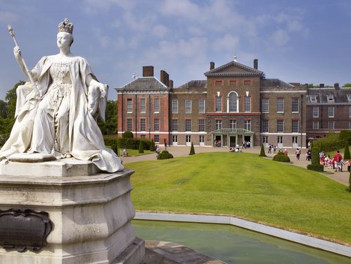 Kensington_Palace_Victoria_Statue