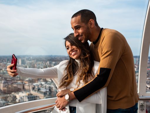 Couple taking a selfie from Lasminute.com London Eye pod