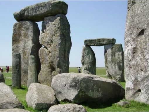e Simple Stonehenge Tour _ Golden Tours _ resized image _ Neolitic monument in Salisbury, World Heritage site 2