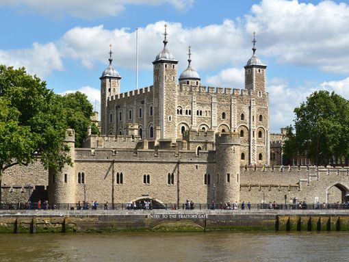Tower of London _ Golden Tours _ Panoramic of the castle with river Thames