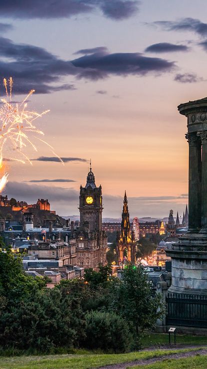 Fireworks_at_dusk_in_the_sky_over_historic_monument