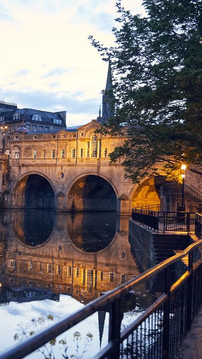 Couple_strolling_beside_a_canal_in_the_evening_in_Bath