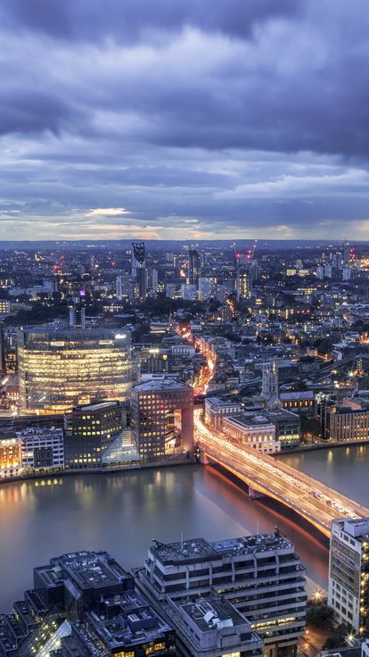 View_of_London_city_skyline_and_the_Shard_at_night