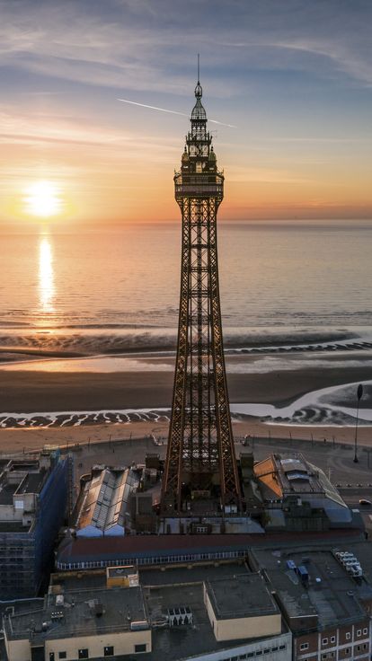 View_of_Blackpool_tower_near_a_beach_at_sunset