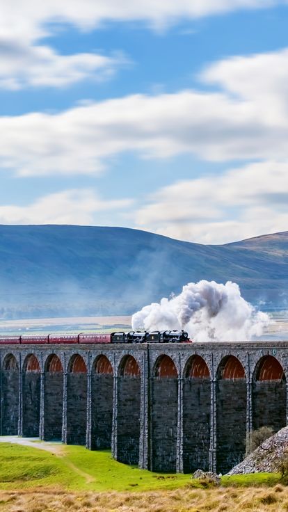 A_Steam_train_crossing_the_Ribblehead_Viaduct_in_Yorkshire_Dales_England