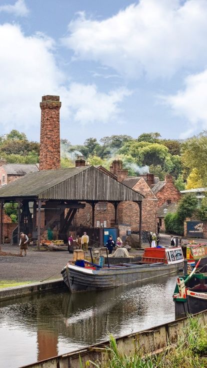 Overlooking_the_canal_at_the_Black_Country_Living_Museum_West_Midlands