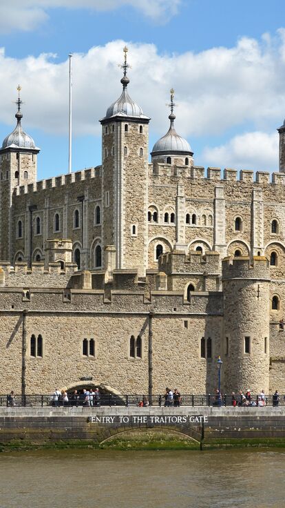 Tower of London _ Golden Tours _ Panoramic of the castle with river Thames