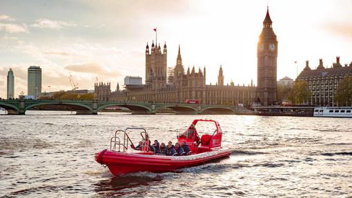 view_of_a_thames_rocket_speedboat_at_dusk_on_the_backdrop_of_Big_Ben_and_Houses_of_Parliament