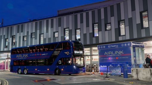 Edinburgh_Airport_to_City_Centre_Bus_Transfer_Airlink_Bus_1