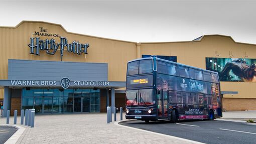 Coach_Outside_Warner_Bros_Harry_Potter_Studio