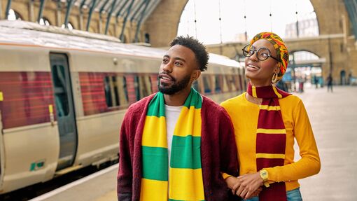 A couple walking along the platform at Kings Cross train station