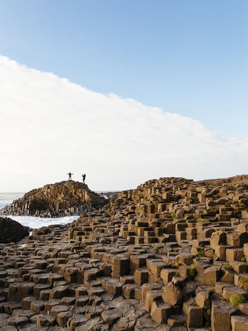 two_people_far_off_posing_on_the_giant_causeway