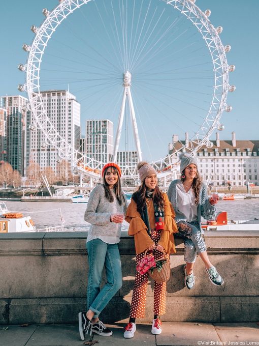 three_girls_posing_in_front_of_the_london_eye