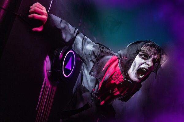 A live actor screaming in scary makeup at Scarefest at Alton Towers Resort