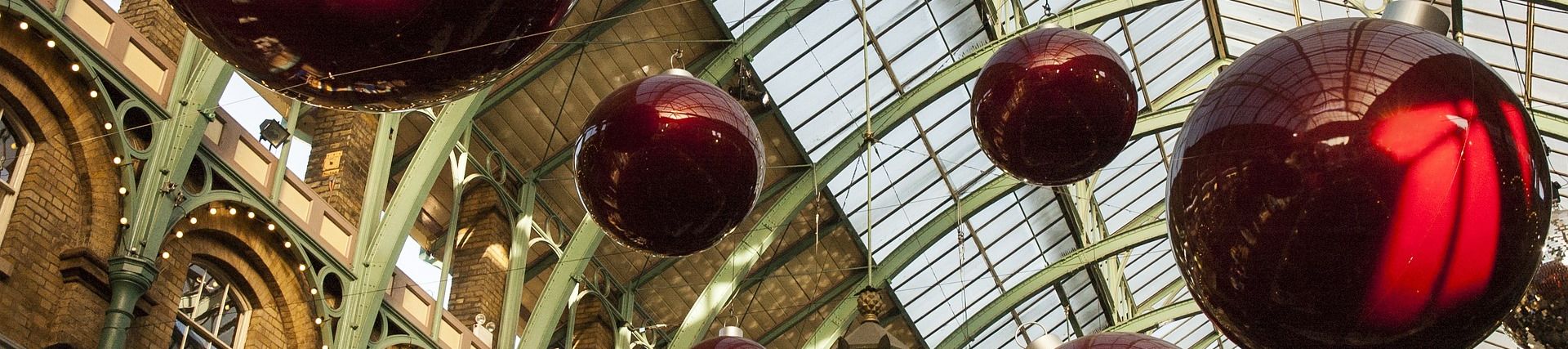 christmas_decorations_in_London_Covent_Garden