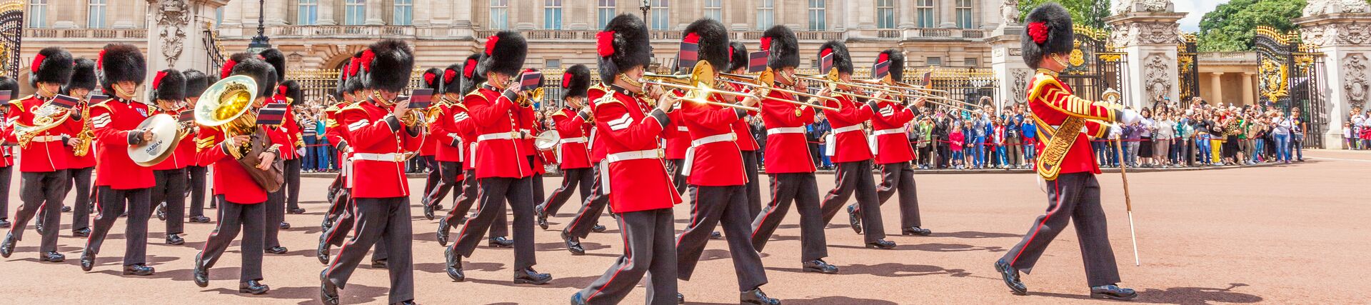 Buckingham Palace and Windsor Castle Tour _ Golden Tours _ Changing of the Guards Ceremony