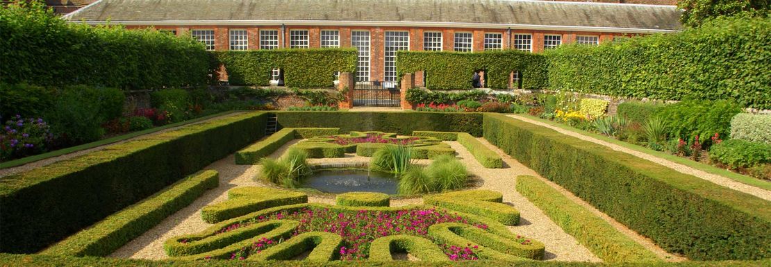 hampton court maze garden