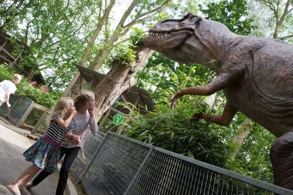 Children looking at dinosaur Gulliver's World