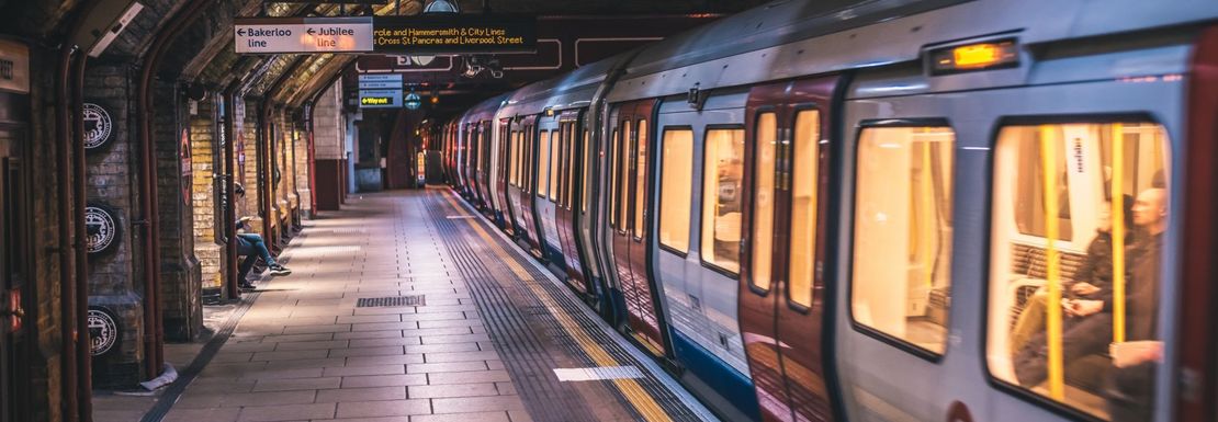 London_Underground_Tube_Platform_with_Hammersmith_and_City_Line_Train