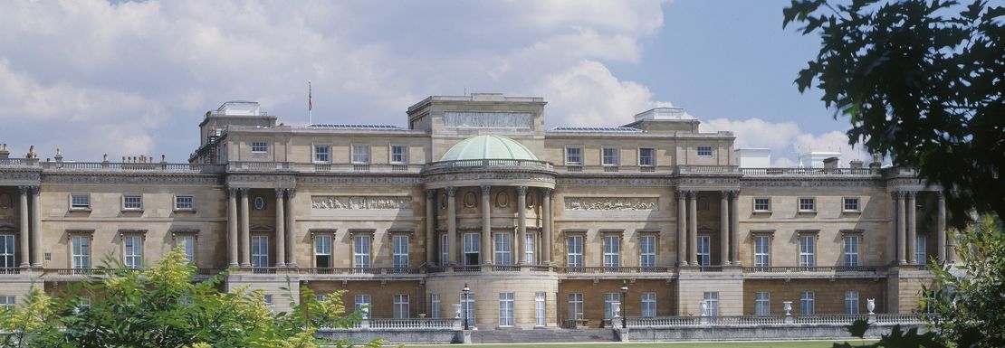 Buckingham_Palace_garden_view