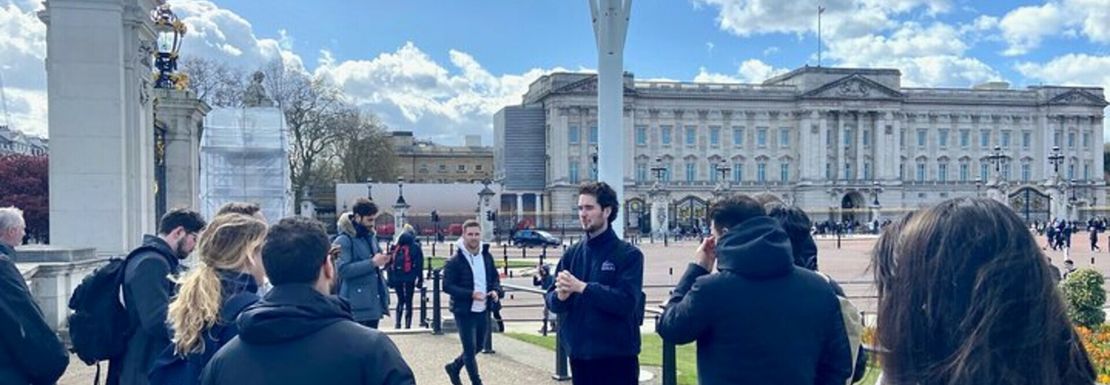 london_royalty_and_landmarks_walking_tour_guide_outside_buckingham_palace_1