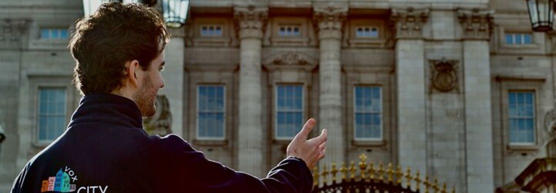 london_royalty_and_landmarks_walking_tour_guide_outside_buckingham_palace_2