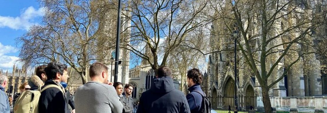 london_royalty_and_landmarks_walking_tour_visitors_outside_westminster_abbey_1