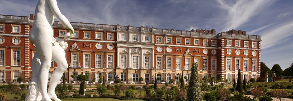 Hampton_Court_Palace_Exterior_Shot_With_Statue