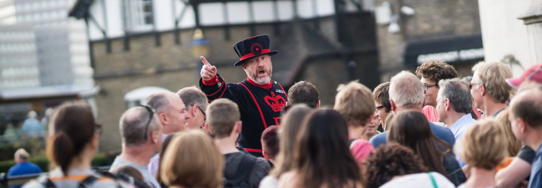 Crowd_Gathered_Together_For_Yeoman_Tour_At_The_Tower_Of_London