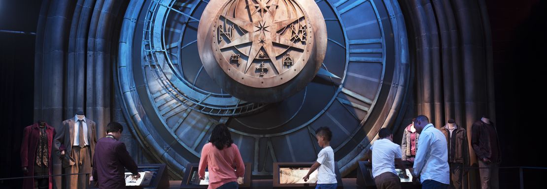 Visitors_Looking_At_The_Pendulum_Clock_At_Warner_Bros_Harry_Potter_Studio_Tour
