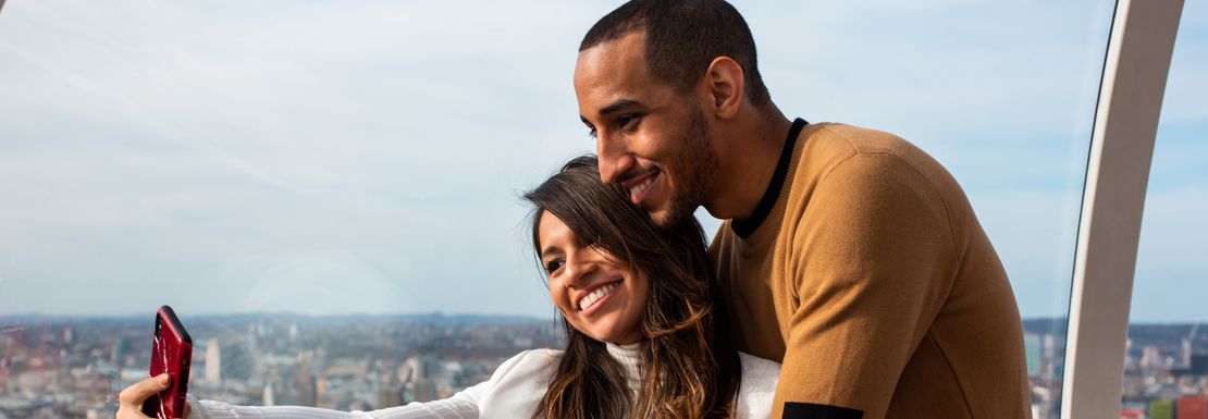 Couple taking a selfie from Lasminute.com London Eye pod