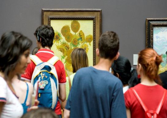 A guide addressing a group of participants in the Official National Gallery Highlights Tour (3) _ Golden Tours