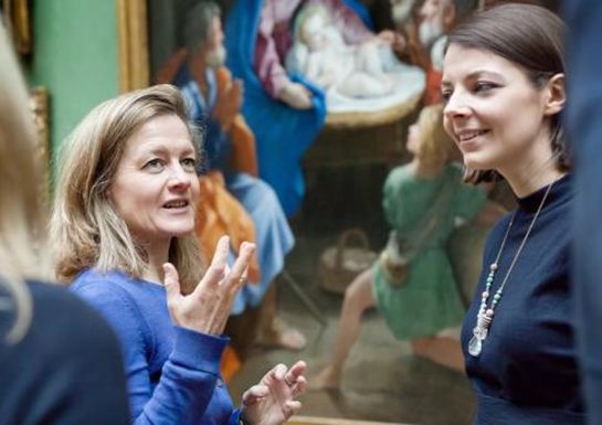 A guide addressing a group of participants in the Official National Gallery Highlights Tour (8) _ Golden Tours
