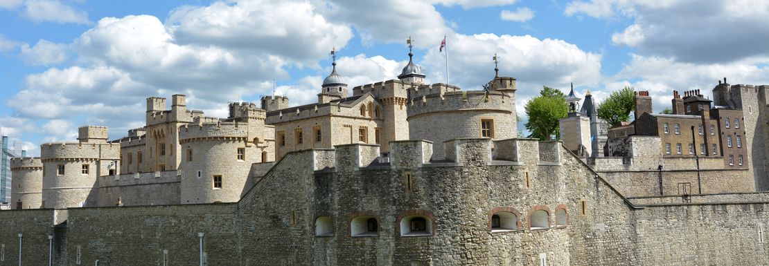 Tower of London _ Golden Tours _ Castle's medieval wall view