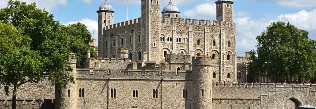 Tower of London _ Golden Tours _ Panoramic of the castle with river Thames