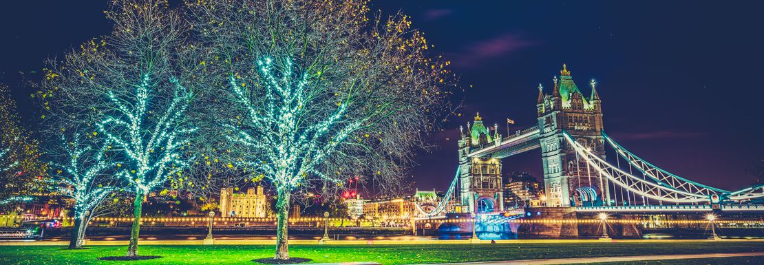 Christmas Eve in London Tour with Dinner and Midnight Mass _ Golden Tours _ Tower Bridge at night