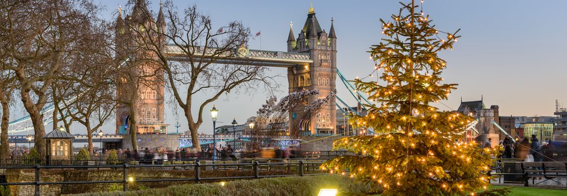 Christmas Eve in London Tour with Dinner and Midnight Mass _ Golden Tours _ Tower Bridge at the winter sunset
