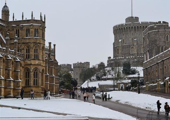 Salisbury, Stonehenge and Windsor Tour with Christmas Lunch _ Golden Tours