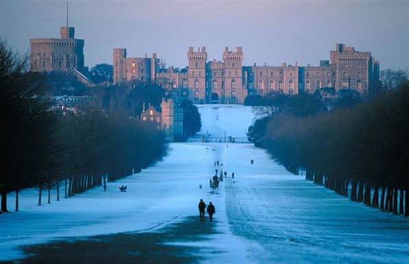 Salisbury, Stonehenge and Windsor Tour with Christmas Lunch _ Golden Tours 8