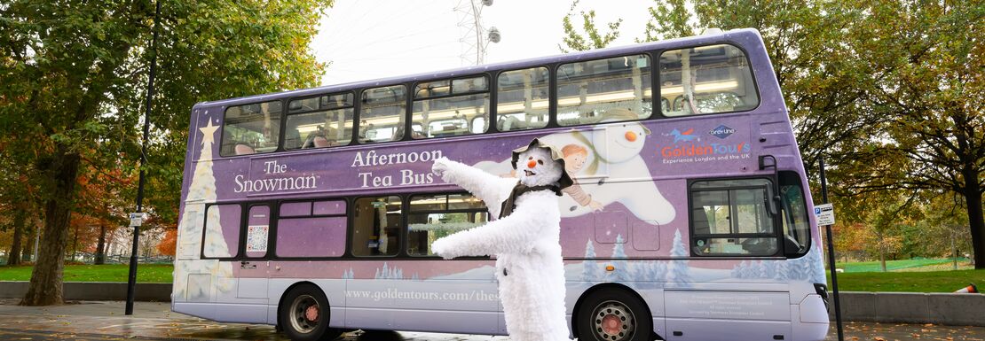 Snowman in front of the bus and London Eye