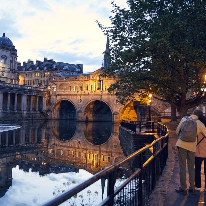 Couple_strolling_beside_a_canal_in_the_evening_in_Bath