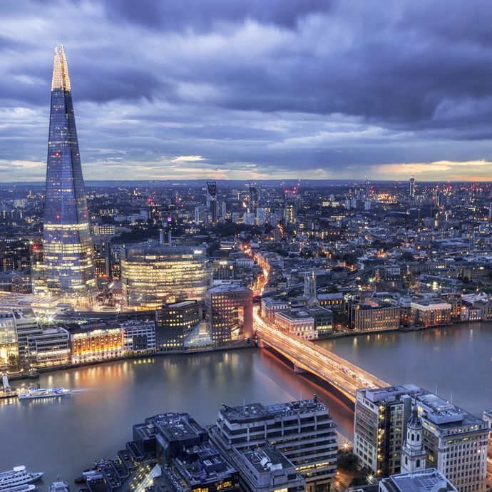 View_of_London_city_skyline_and_the_Shard_at_night