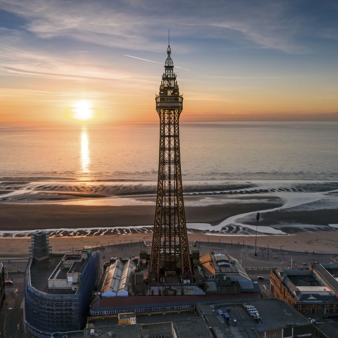 View_of_Blackpool_tower_near_a_beach_at_sunset