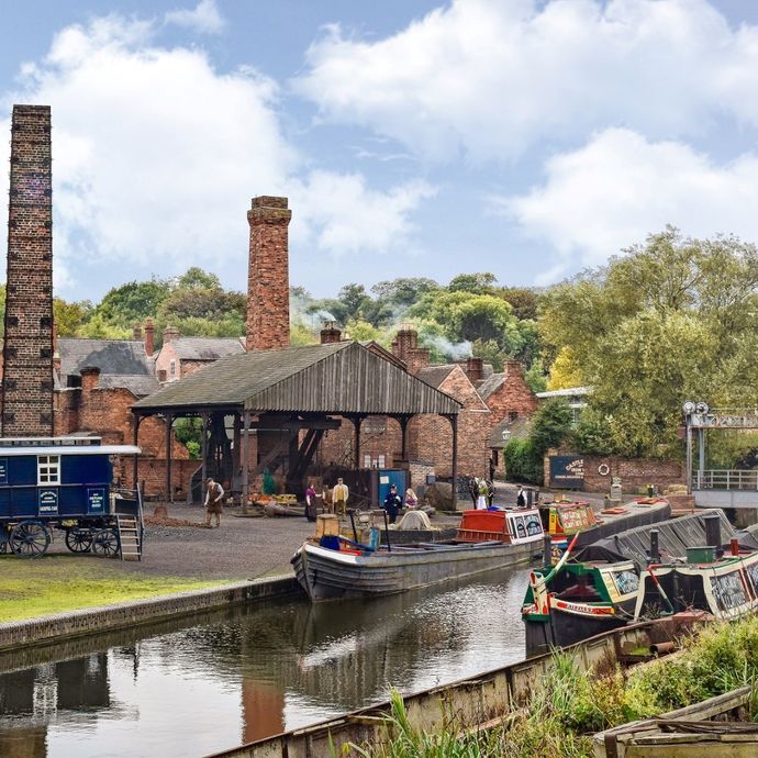 Overlooking_the_canal_at_the_Black_Country_Living_Museum_West_Midlands